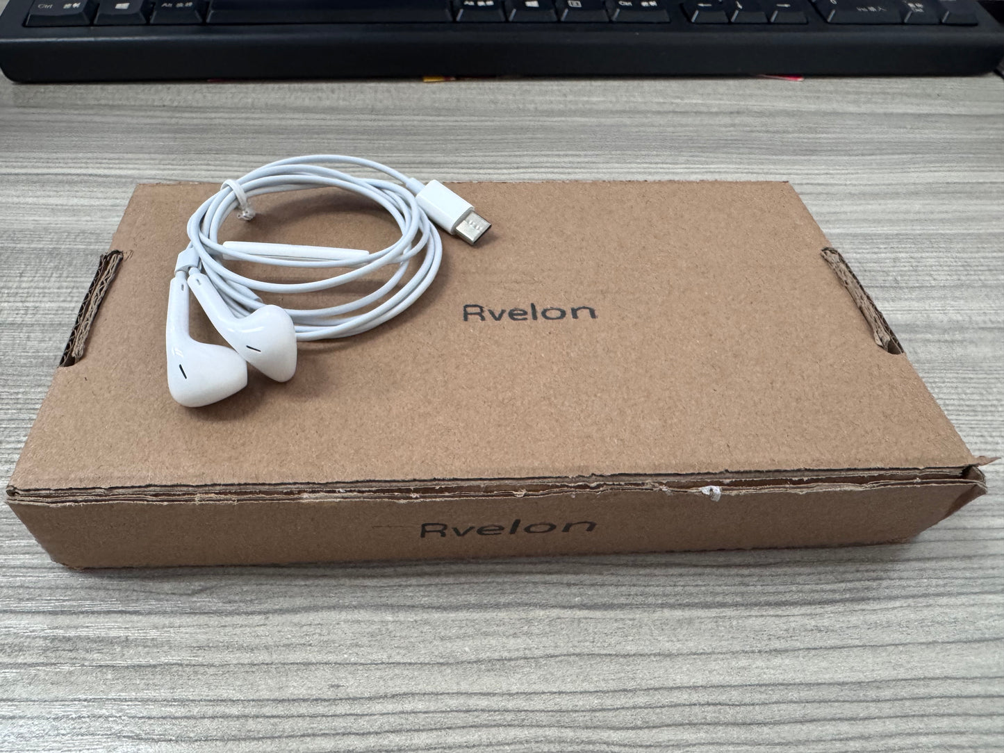 Rvelon USB C Headphones for iPhone 16 15 Pro Max Plus iPad Pro USB C Earphones with Microphone Volume Control USB C Wired Earbuds USB Type C Earphone for Google Pixel 8 7 6A 5 Samsung S24 S23 S22 S21 S20 A55