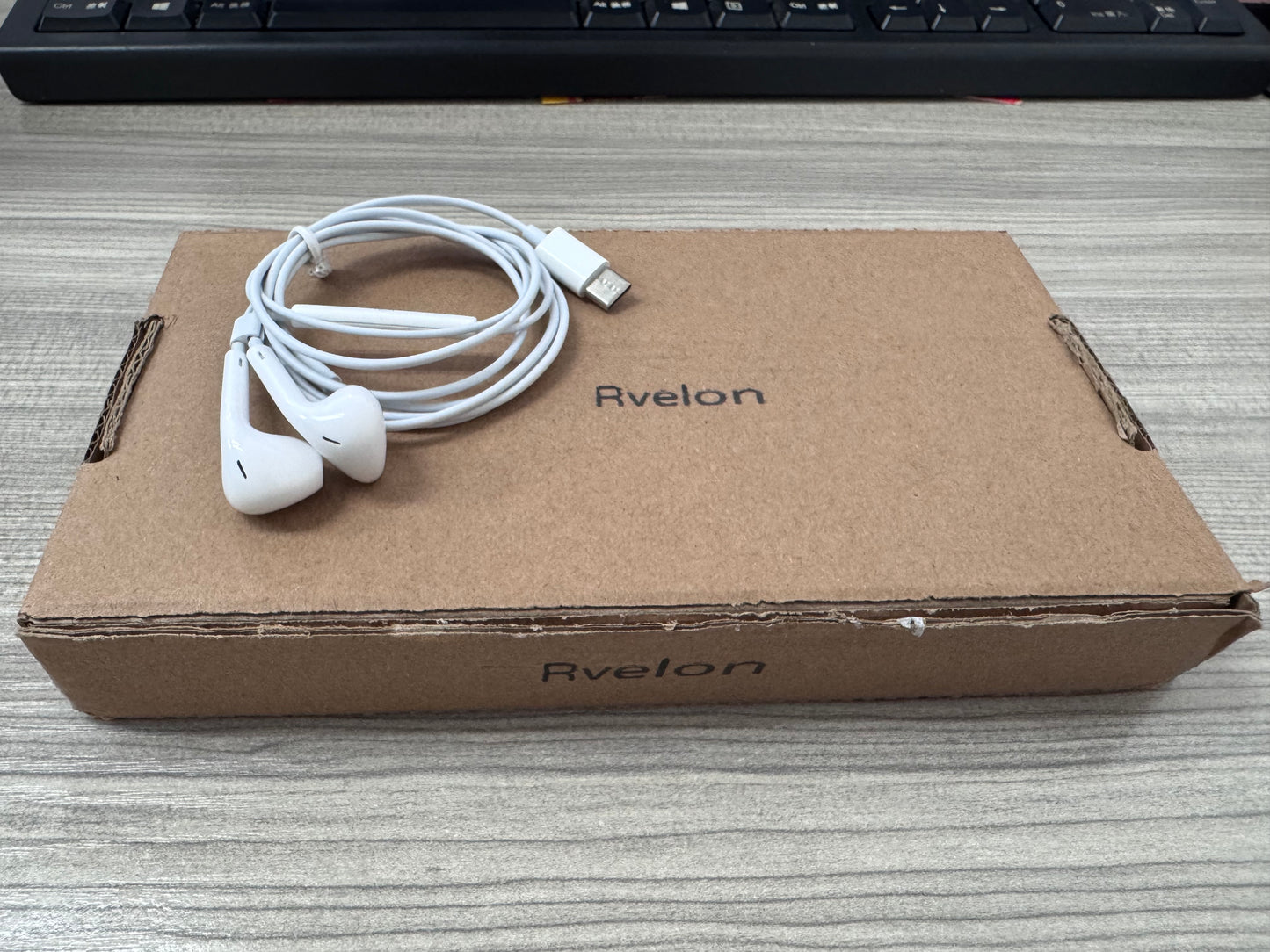 Rvelon USB C Headphones for iPhone 16 15 Pro Max Plus iPad Pro USB C Earphones with Microphone Volume Control USB C Wired Earbuds USB Type C Earphone for Google Pixel 8 7 6A 5 Samsung S24 S23 S22 S21 S20 A55