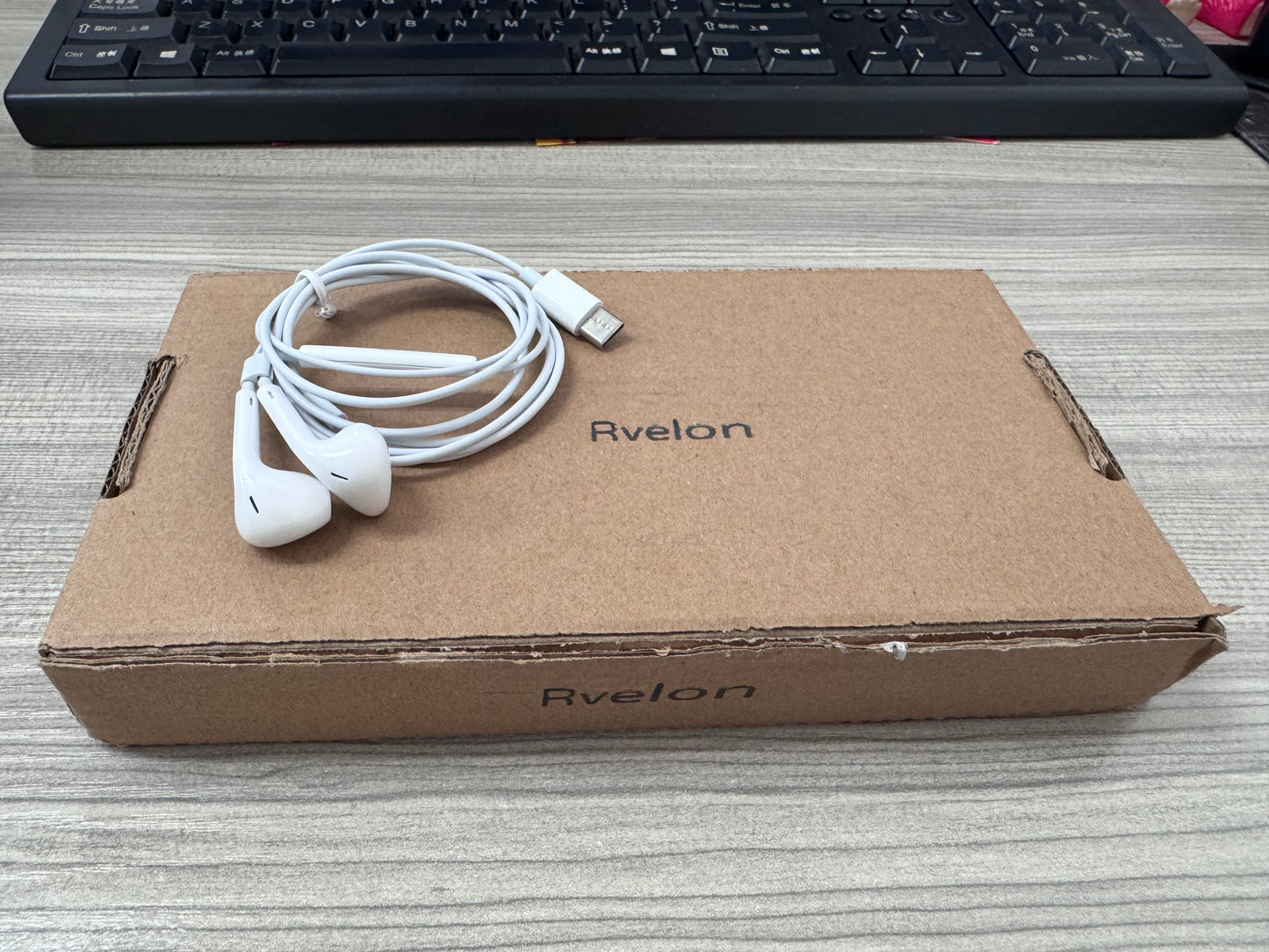 Rvelon USB C Headphones for iPhone 16 15 Pro Max Plus iPad Pro USB C Earphones with Microphone Volume Control USB C Wired Earbuds USB Type C Earphone for Google Pixel 8 7 6A 5 Samsung S24 S23 S22 S21 S20 A55