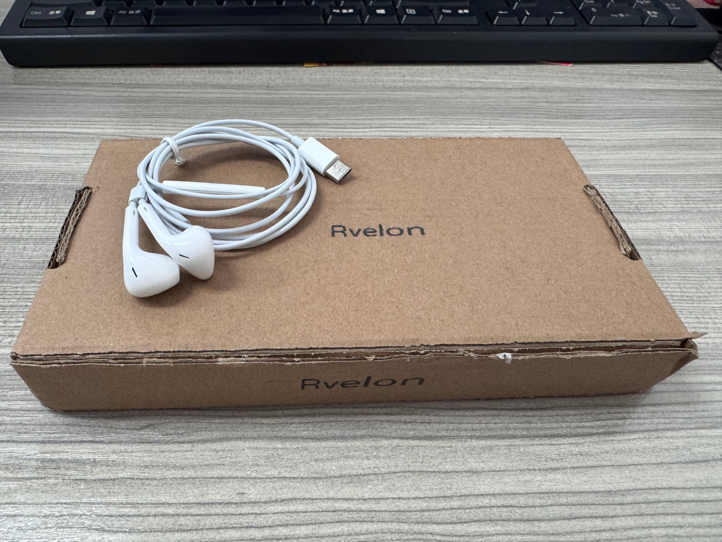 Rvelon USB C Headphones for iPhone 16 15 Pro Max Plus iPad Pro USB C Earphones with Microphone Volume Control USB C Wired Earbuds USB Type C Earphone for Google Pixel 8 7 6A 5 Samsung S24 S23 S22 S21 S20 A55