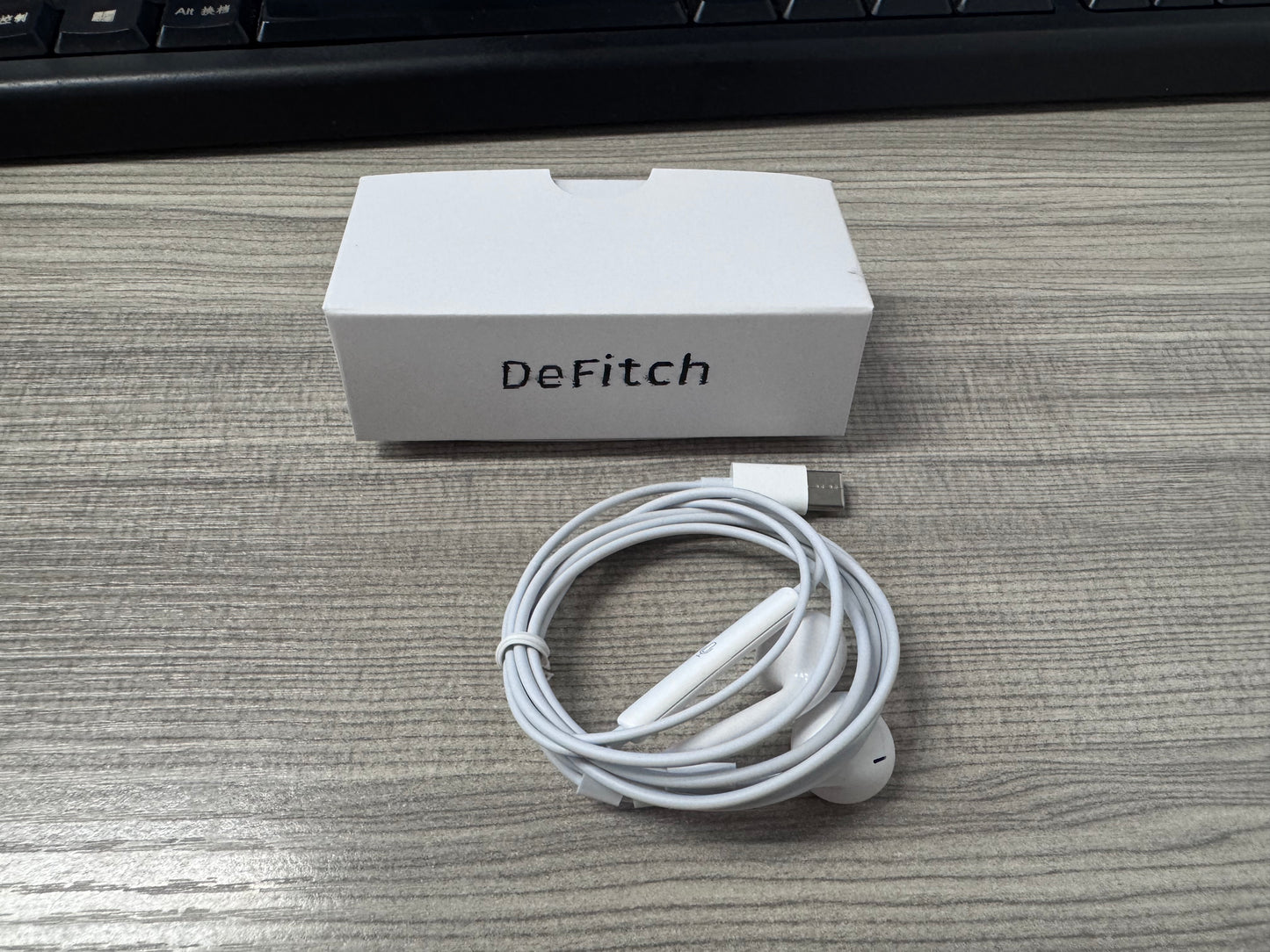 DeFitch USB C Headphones for iPhone 16 15 Pro Max Plus iPad Pro USB C Earphones with Microphone Volume Control USB C Wired Earbuds