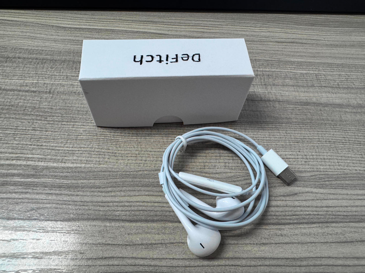 DeFitch USB C Headphones for iPhone 16 15 Pro Max Plus iPad Pro USB C Earphones with Microphone Volume Control USB C Wired Earbuds