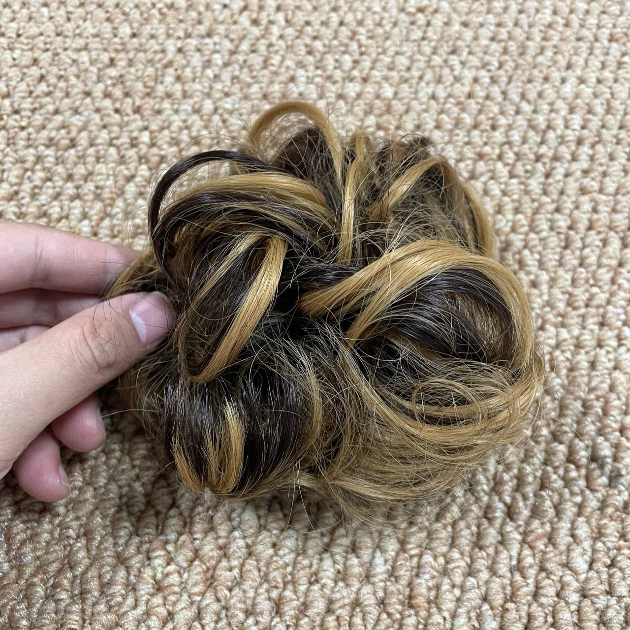AUTTO Claw Clip Messy Bun Hair Piece Wavy Curly Hair Bun Clip in Claw Chignon Ponytail Hairpieces Synthetic Tousled Updo Hair Extensions Scrunchie Hairpiece for Women