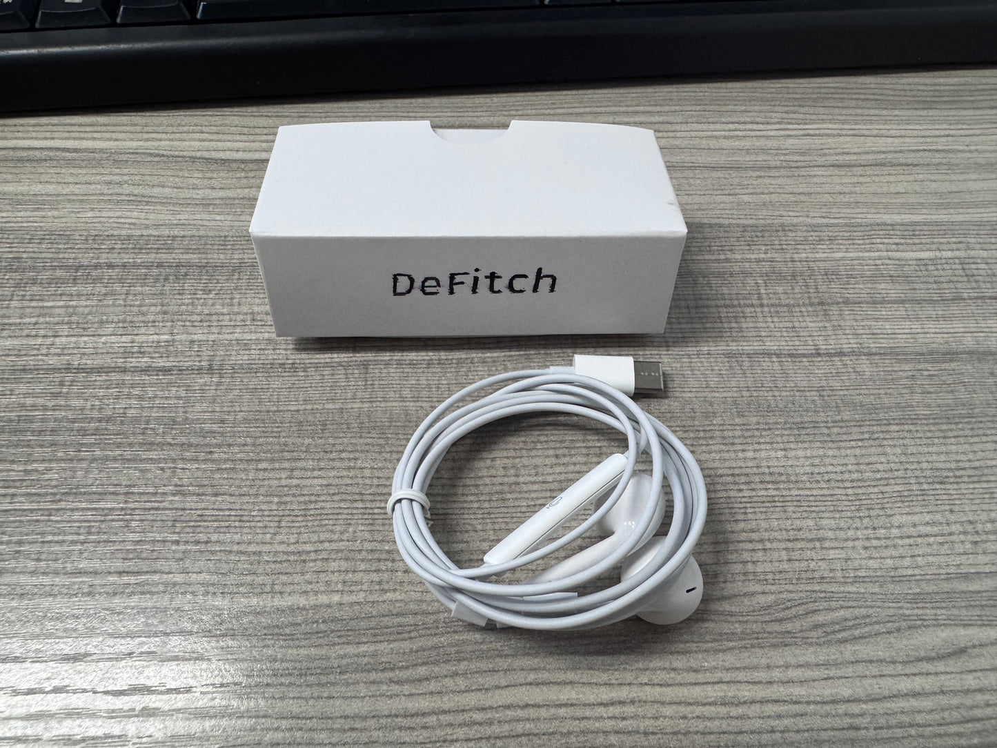 DeFitch USB C Headphones for iPhone 16 15 Pro Max Plus iPad Pro USB C Earphones with Microphone Volume Control USB C Wired Earbuds